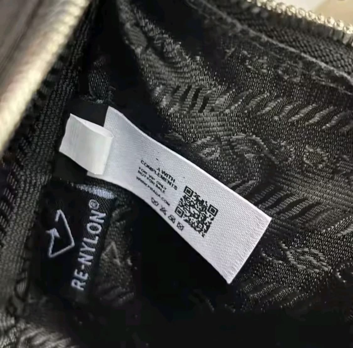 프라다 테수토 호보백 상품이미지2