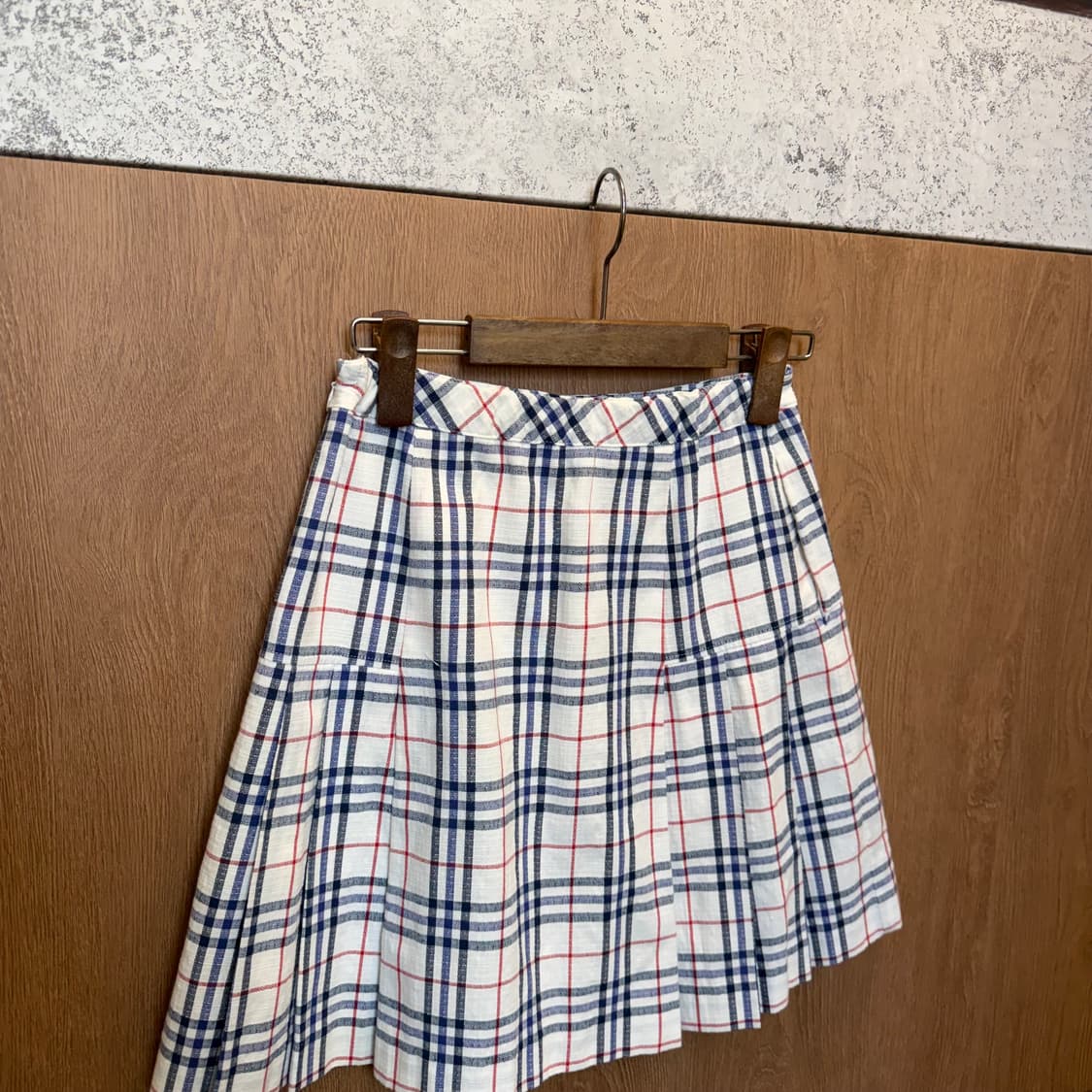 버버리 런던 플리츠 미디 스커트 노바체크 디테일 A라인 화이트 상품이미지7