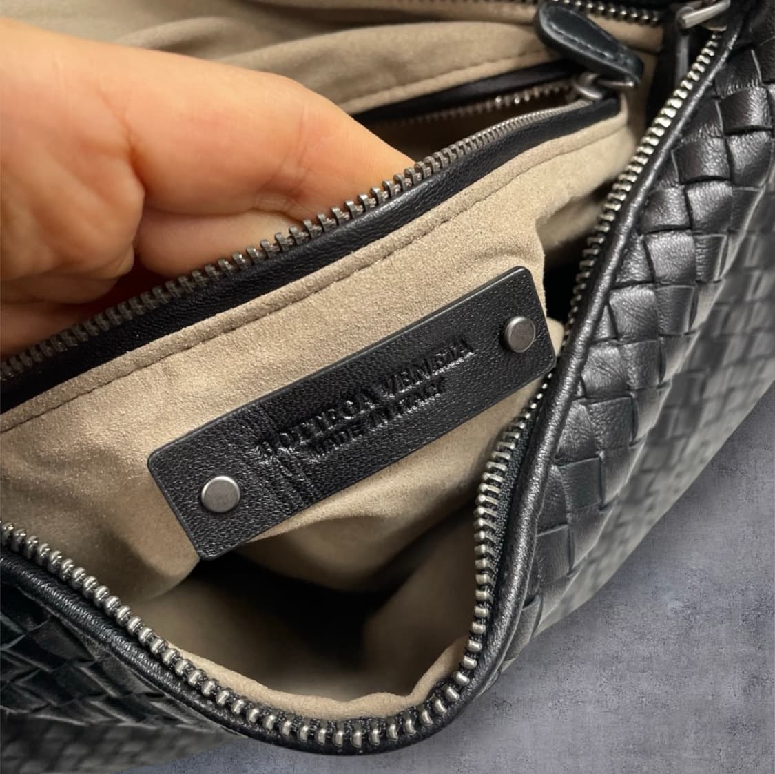 보테가베네타 Bottega Veneta 블랙 인트레치아토 호보 숄더백 상품이미지5