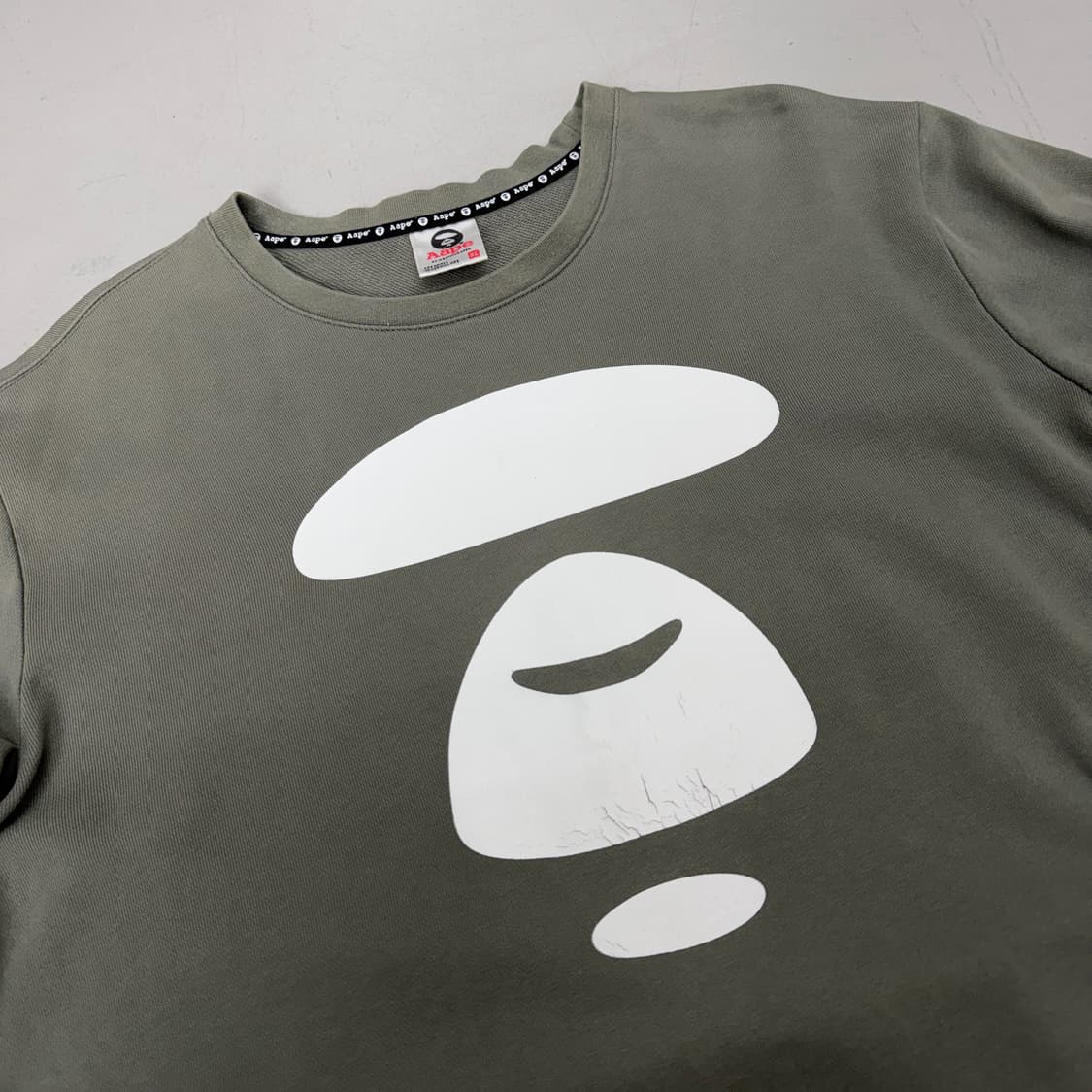 베이프 에이프 페이스 맨투맨 카키 상품이미지3