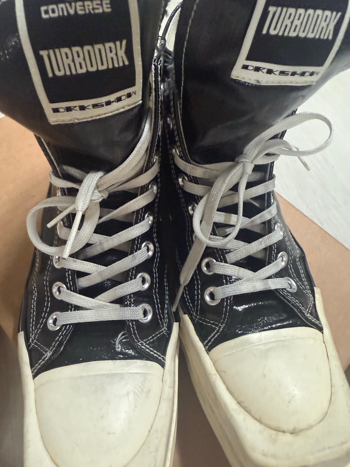 컨버스 x 다크쉐도우 터보다크 척 70 하이 블랙 래커드  상품이미지2