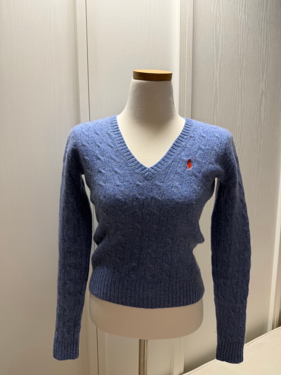 폴로 브이넥 니트 상품이미지1
