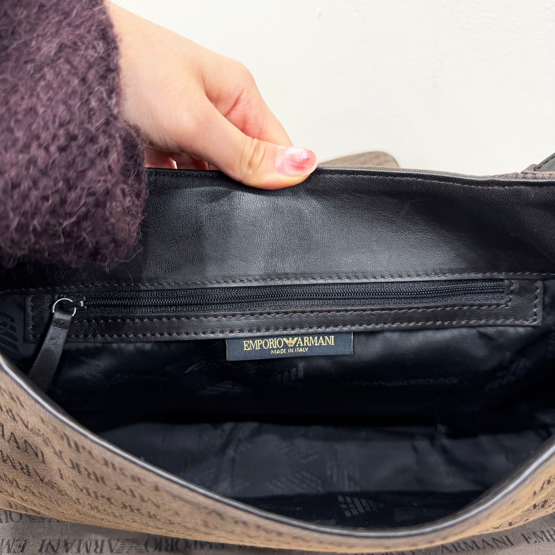 엠포리오 아르마니 캔버스 숄더백 로고 자카드 패턴 디테일 브라운 상품이미지6