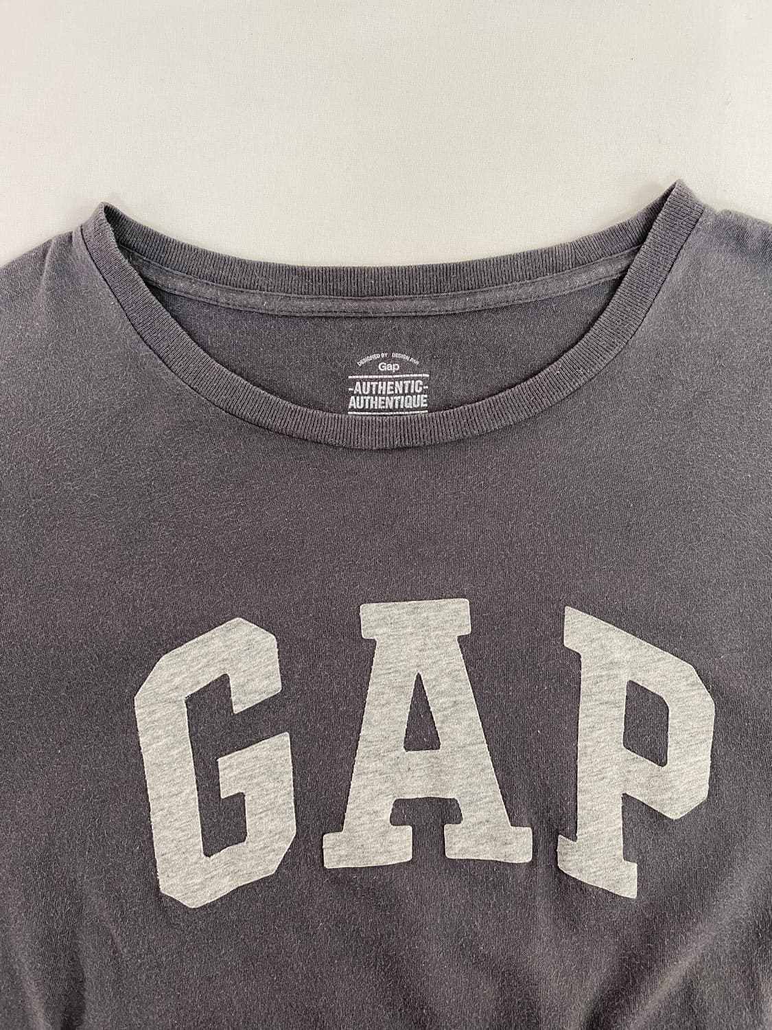 갭 GAP 로고 차콜 반팔티 M <98>  size 가슴(단면) 52 기 상품이미지3