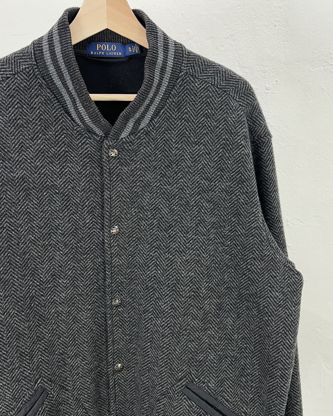 폴로 랄프로렌 차콜 그레이 헤링본 울 바시티 자켓 상품이미지3