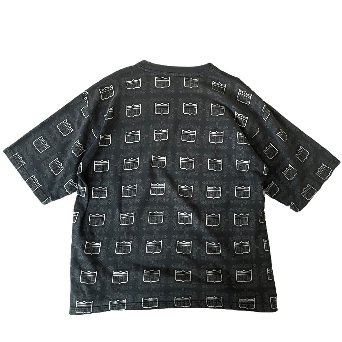 GFL 로고 패턴 프린팅 다크그레이 오버핏 반팔티셔츠 상품이미지2