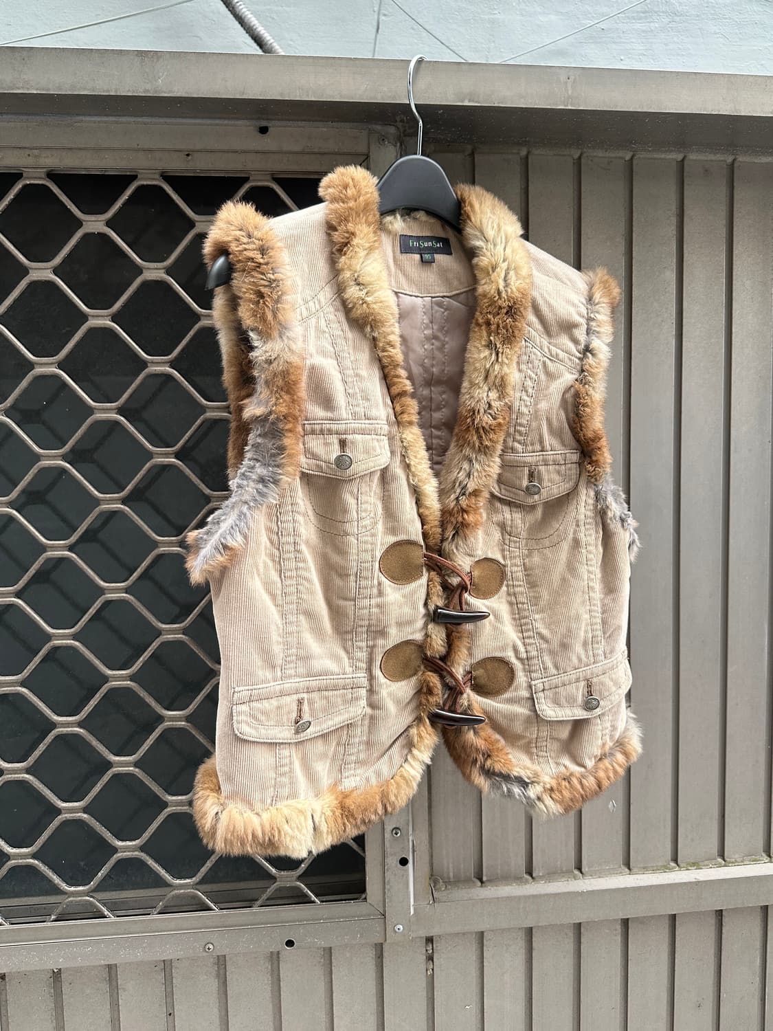 Rabbit fur toggle button crop vest 상품이미지1