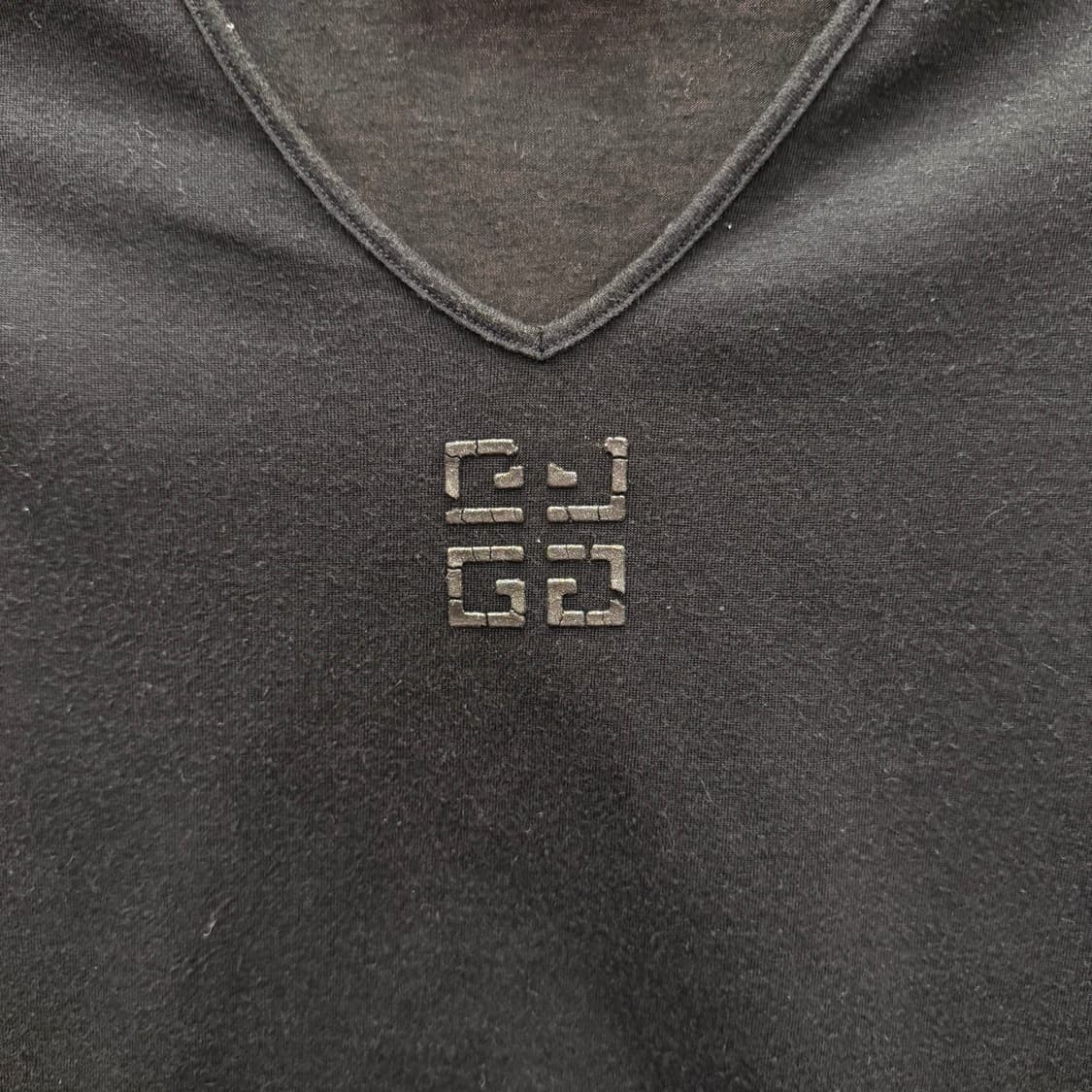 지방시 부티크 로고 브이넥 반팔 슬리브리스 로고 프린팅 디테일 블랙 상품이미지6