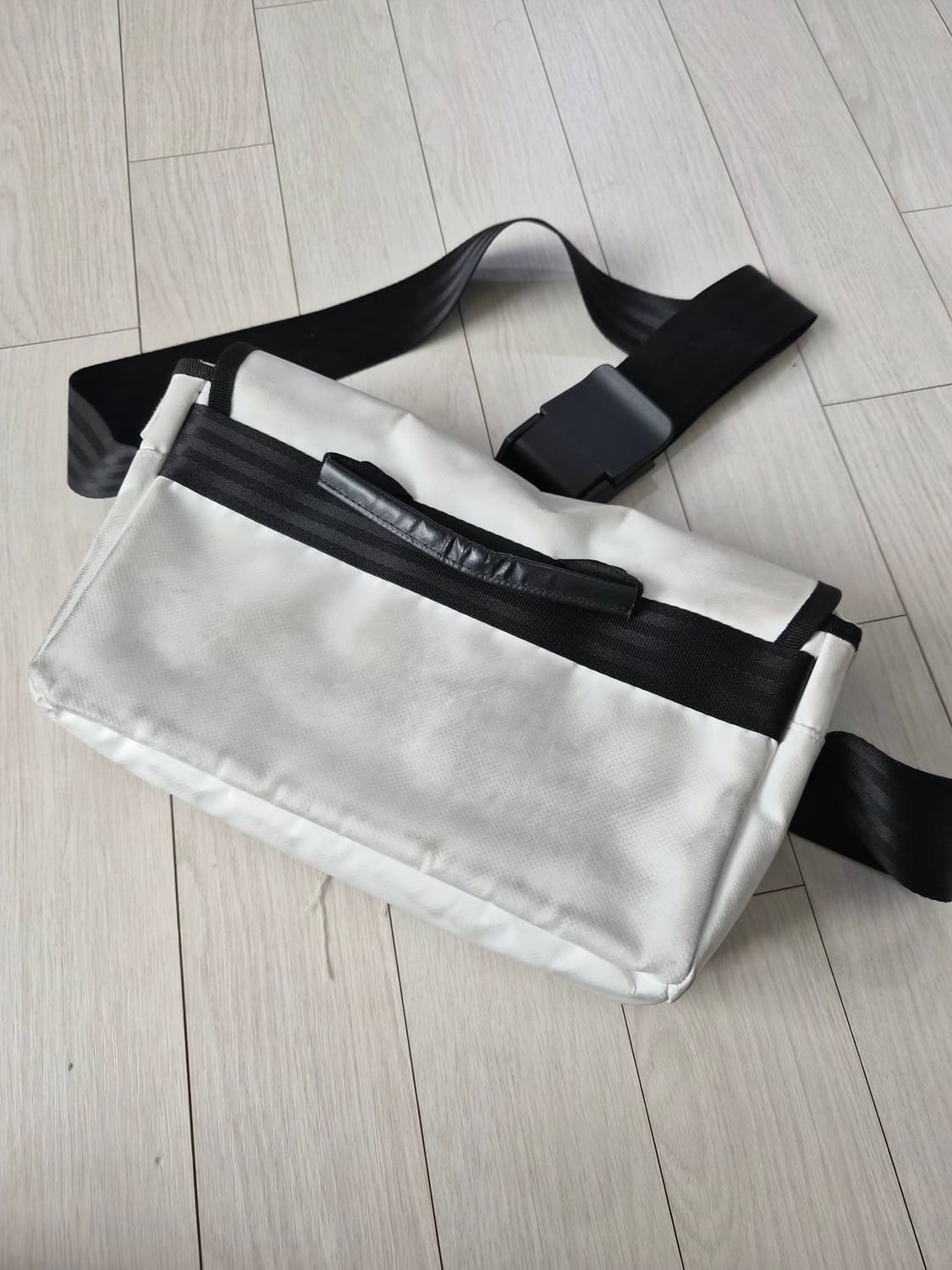 아더에러 트레이스 애드모어 크로스백 화이트 상품이미지3