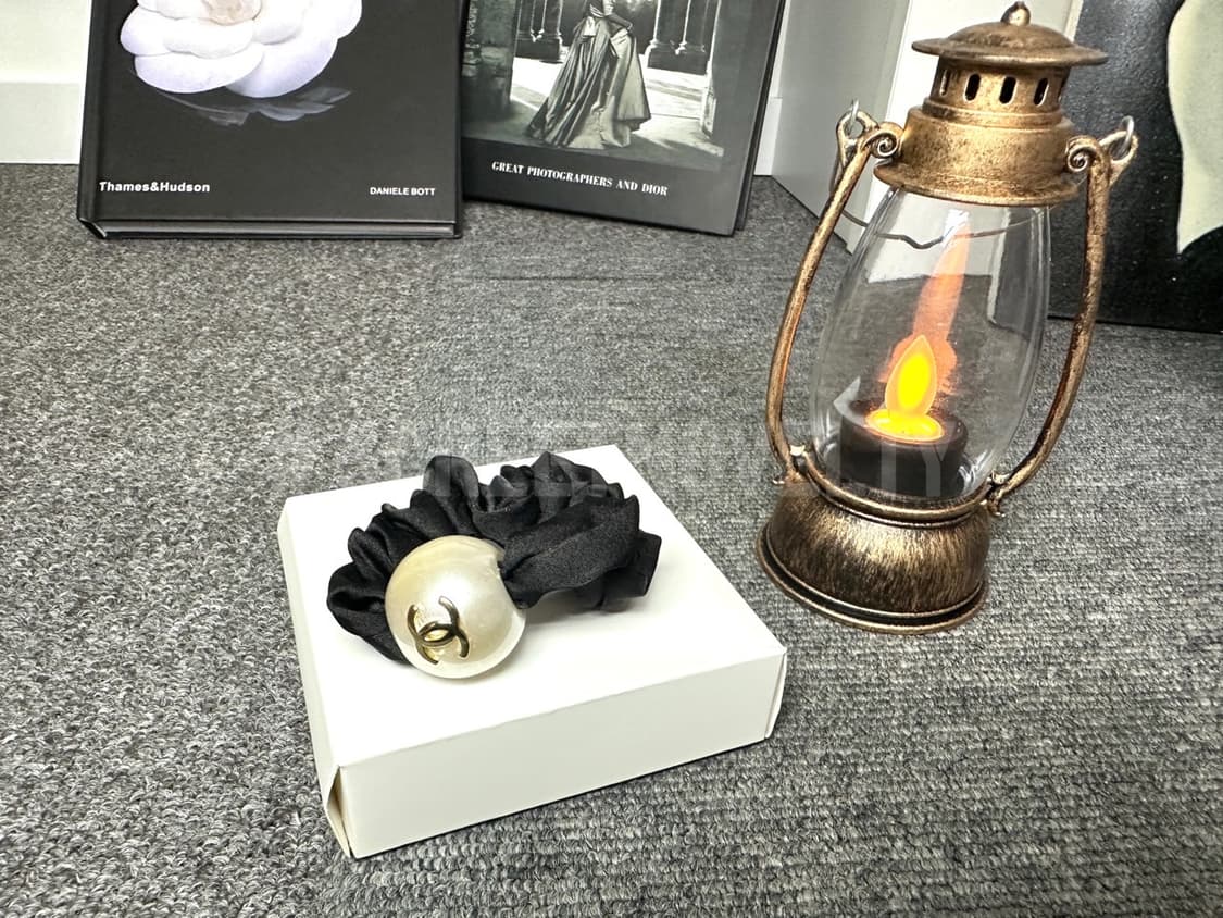 샤넬뷰티 진주 CC로고 헤어슈슈 상품이미지4