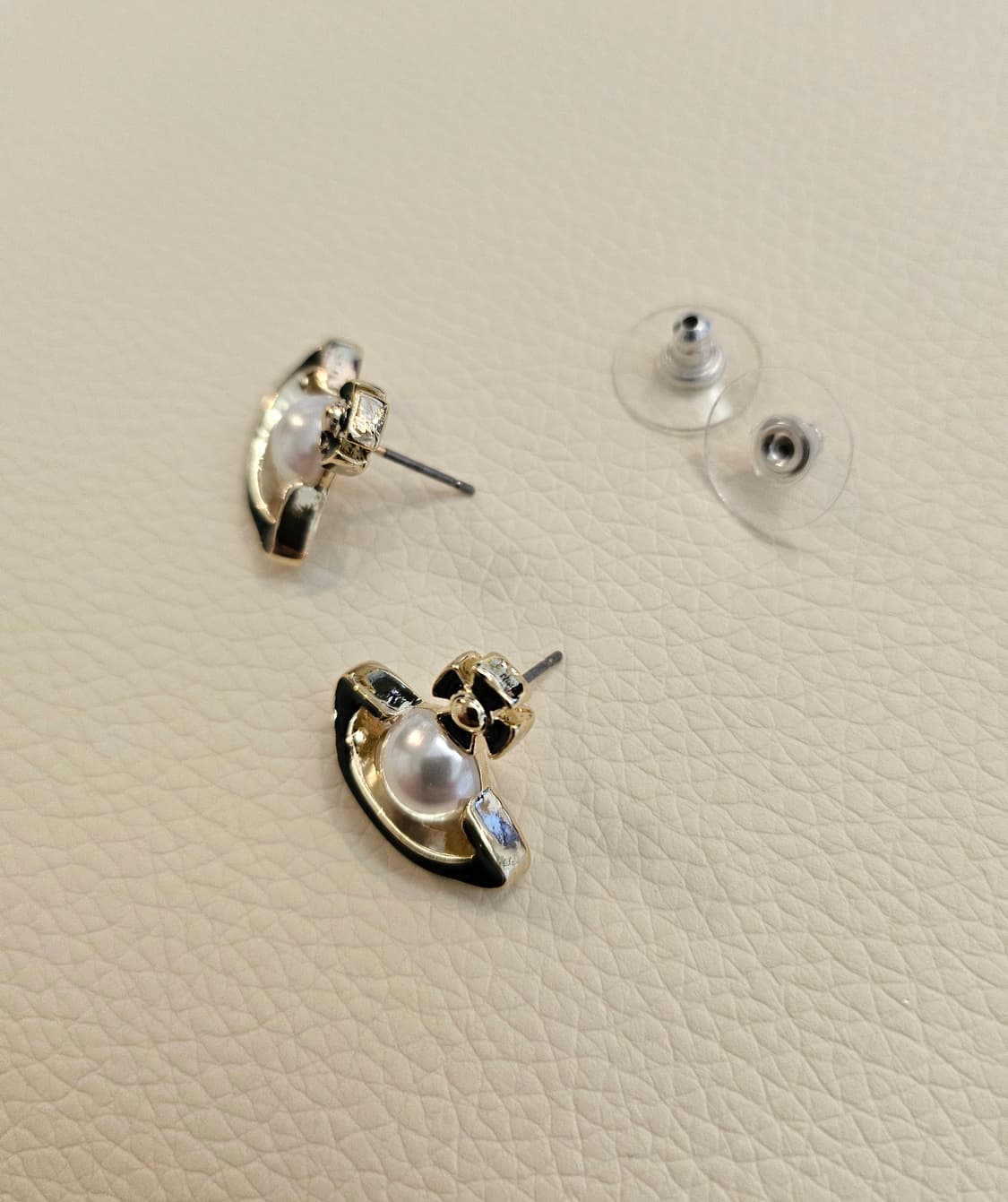 비비안웨스트우드 업사이클링 진주 블랙우주선 귀걸이 상품이미지5