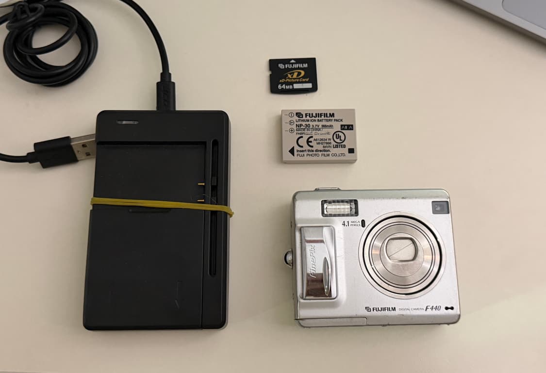 FUJI F440 카메라 판매 (배우 정소민 디카, 바로 사용 가능) 상품이미지1