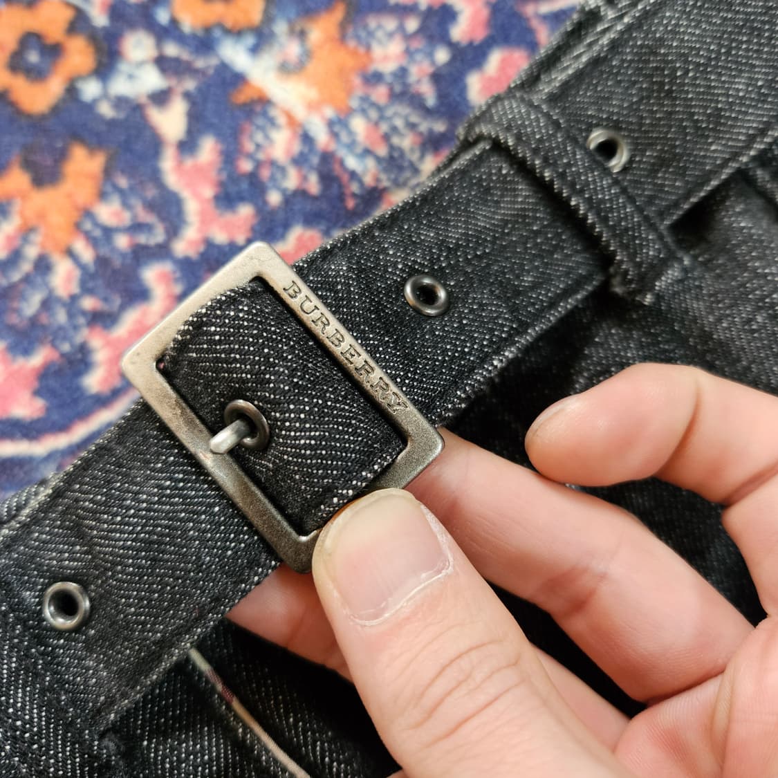 버버리(Burberry) 벨티트 데님 흑청 미디 스커트 36 상품이미지4