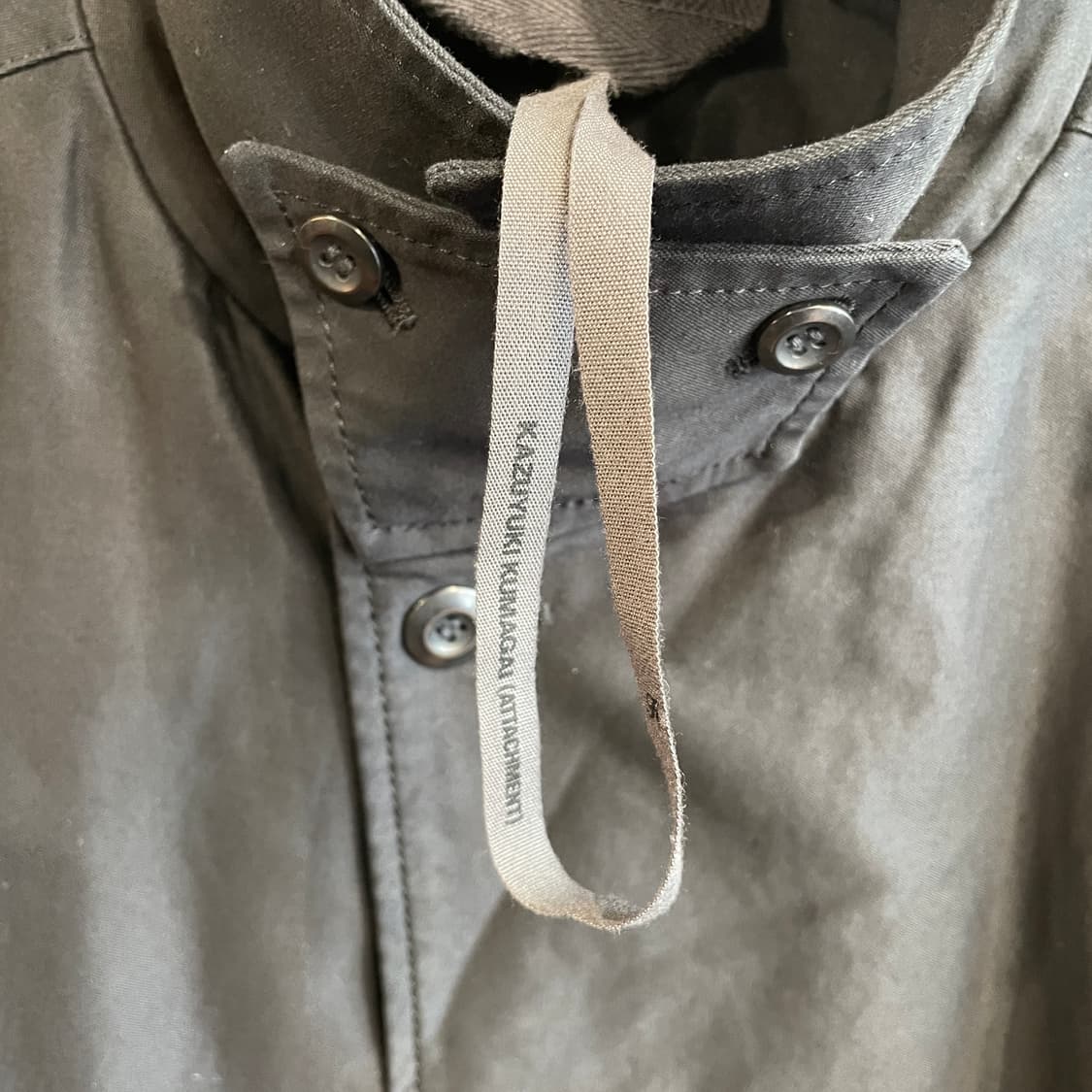 어태치먼트 하이넥 새틴 밀리터리 자켓 상품이미지10