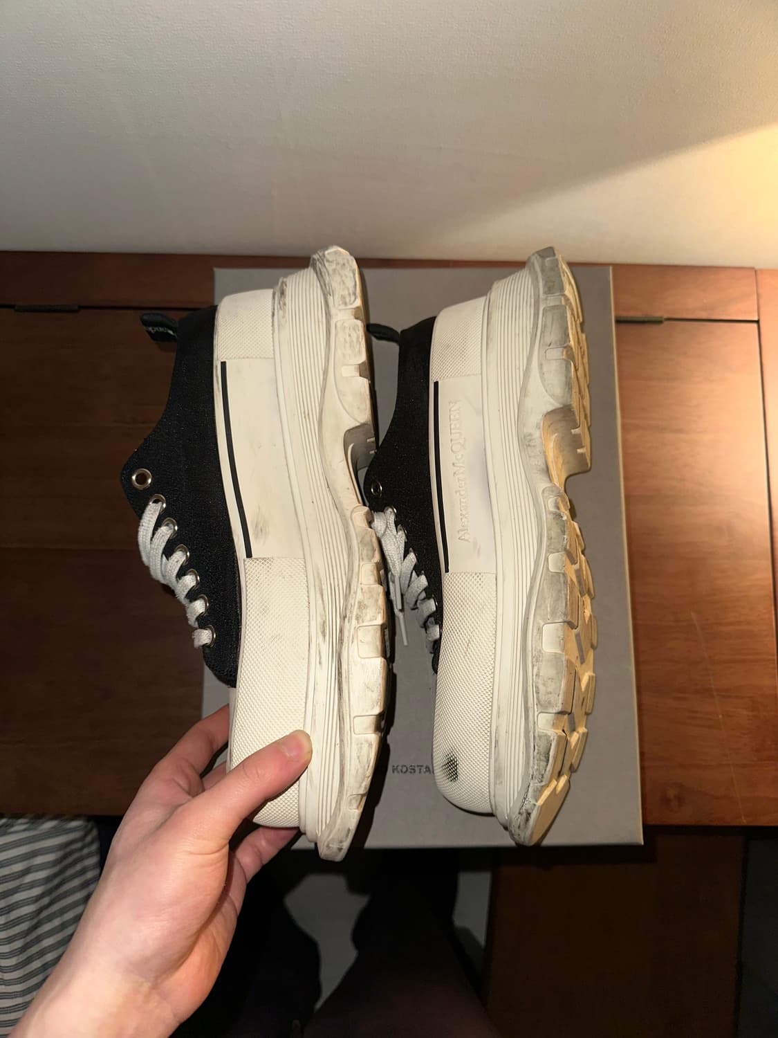 알렉산더 맥퀸 트레드 슬릭 레이스 업 스니커즈 블랙 화이트 상품이미지3