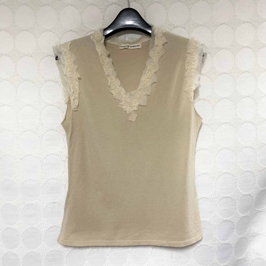 히로코 코시노 디테일 슬리브리스 탑 상품이미지3