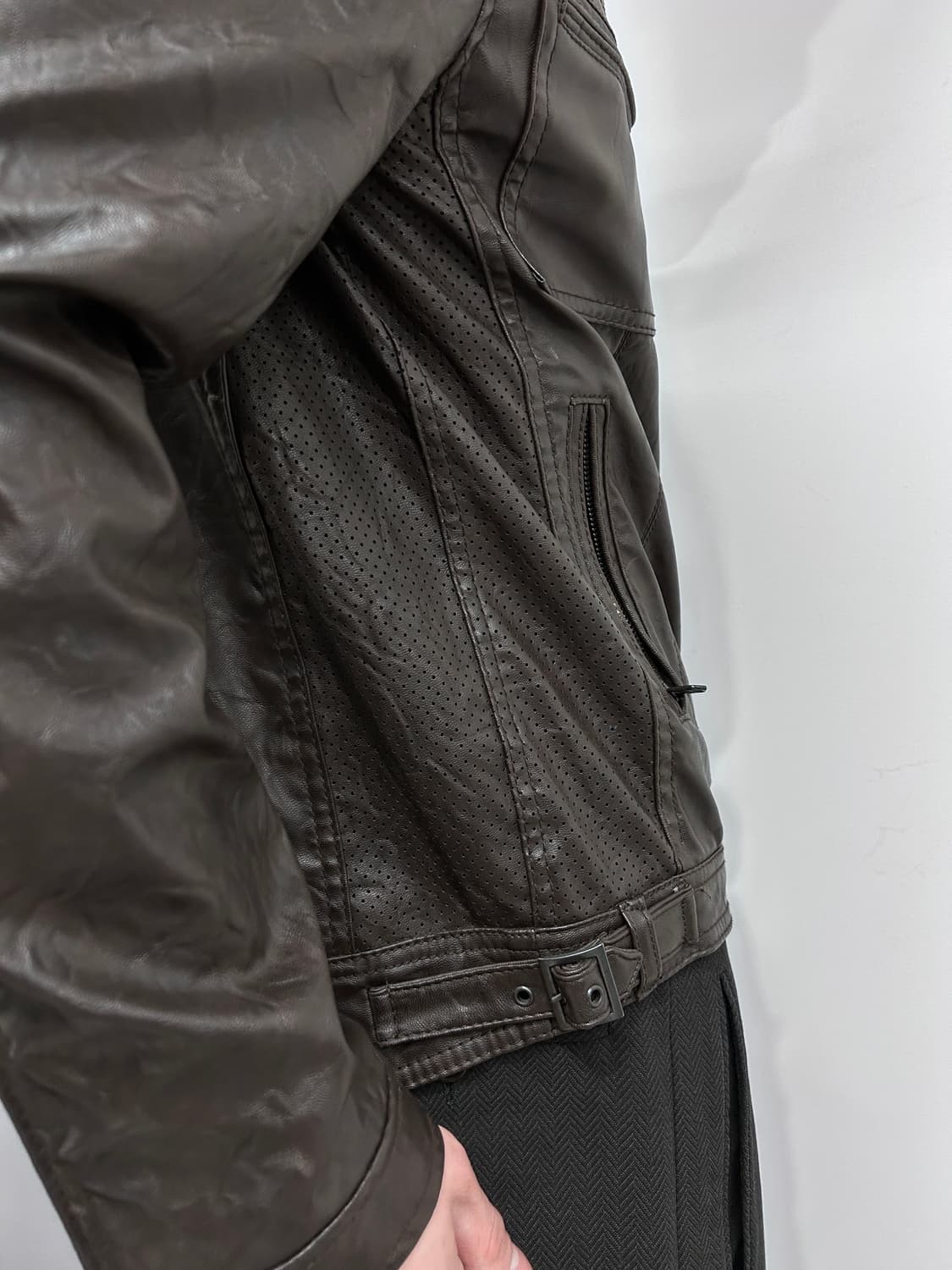 자라 비건 레더 펀칭 판넬 자켓 상품이미지4