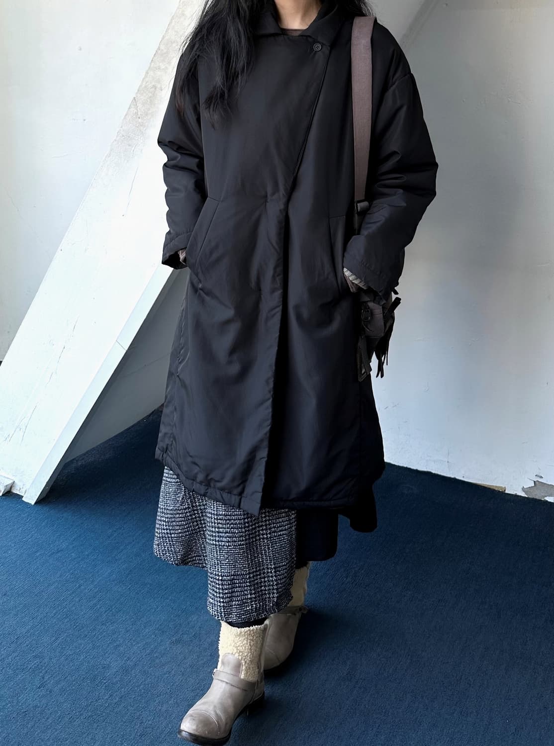 Padded wide silhouette chesterfield coat 상품이미지7