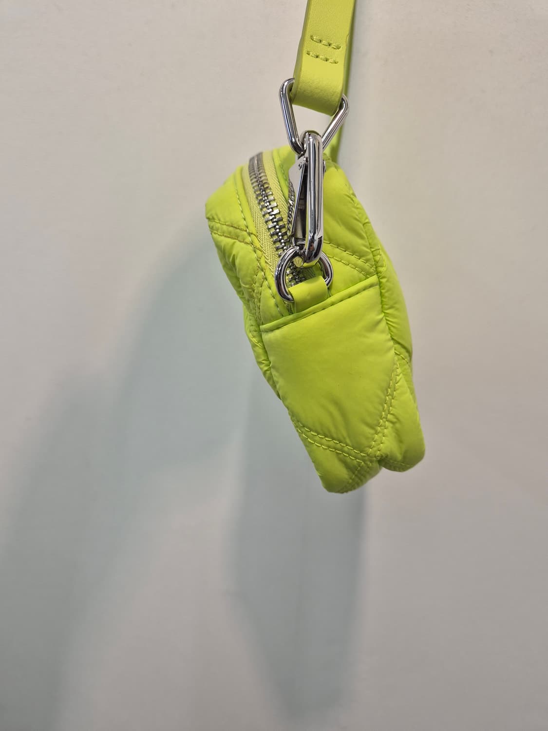 빔바이롤라 퀼팅 크로스백 네온 옐로우 색상 상품이미지4