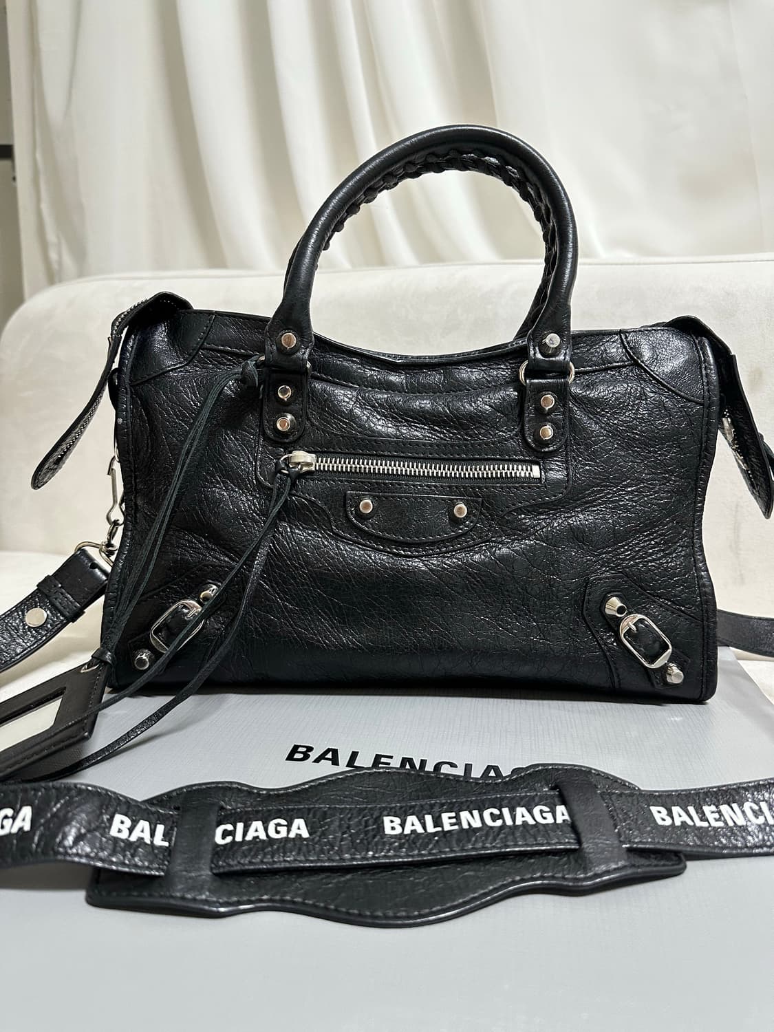 [A+ 정품] 발렌시아가 로고스트랩 시티 모터백 스몰 블랙 상품이미지6
