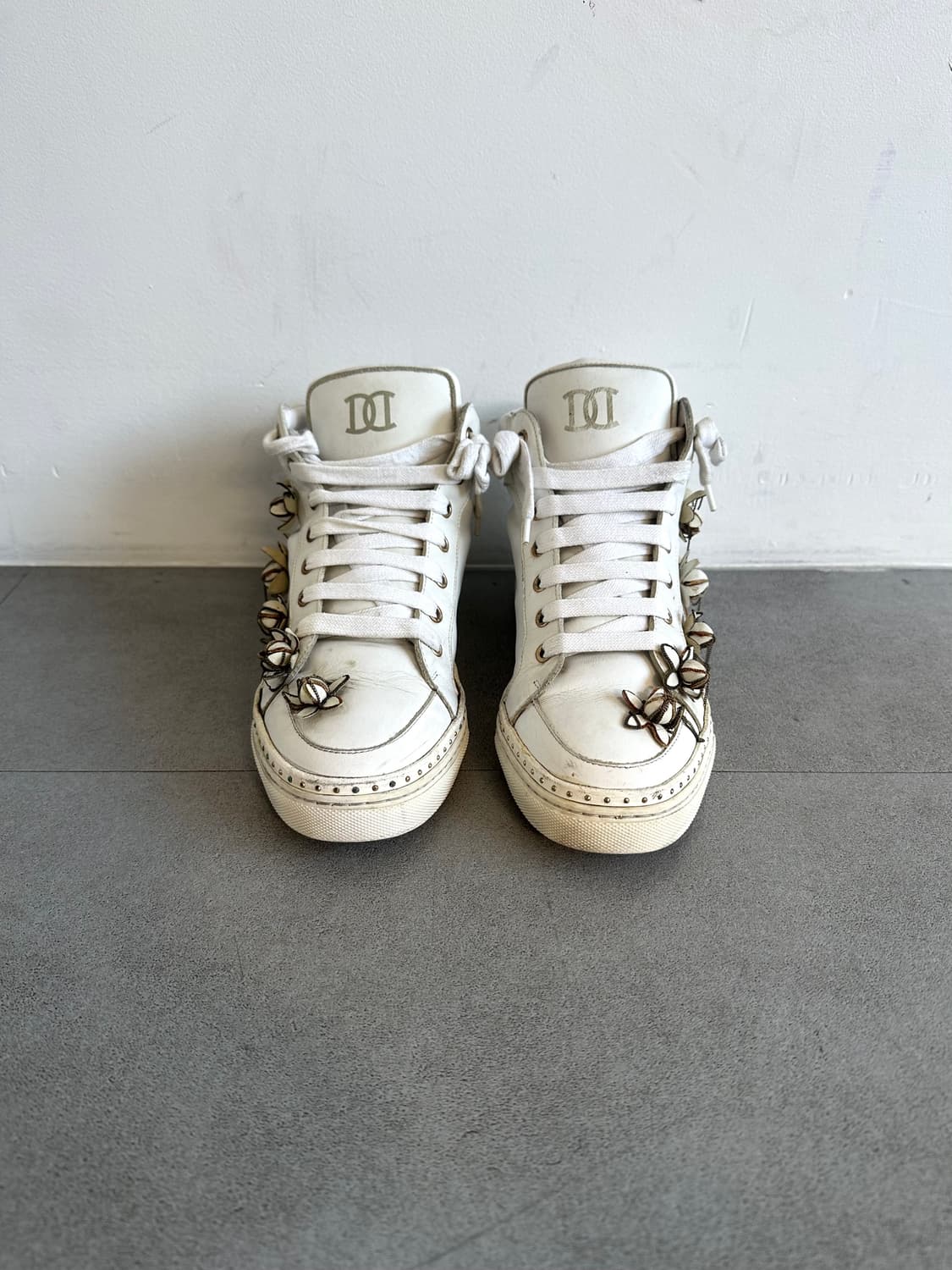 디스퀘어드 런웨이 플라워 아플리케 하이탑 스니커즈 상품이미지2