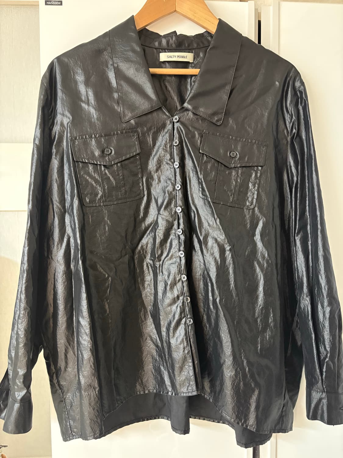 솔티페블 POCKET BUTTON GLOSSY SHIRTS [BLACK] 상품이미지3