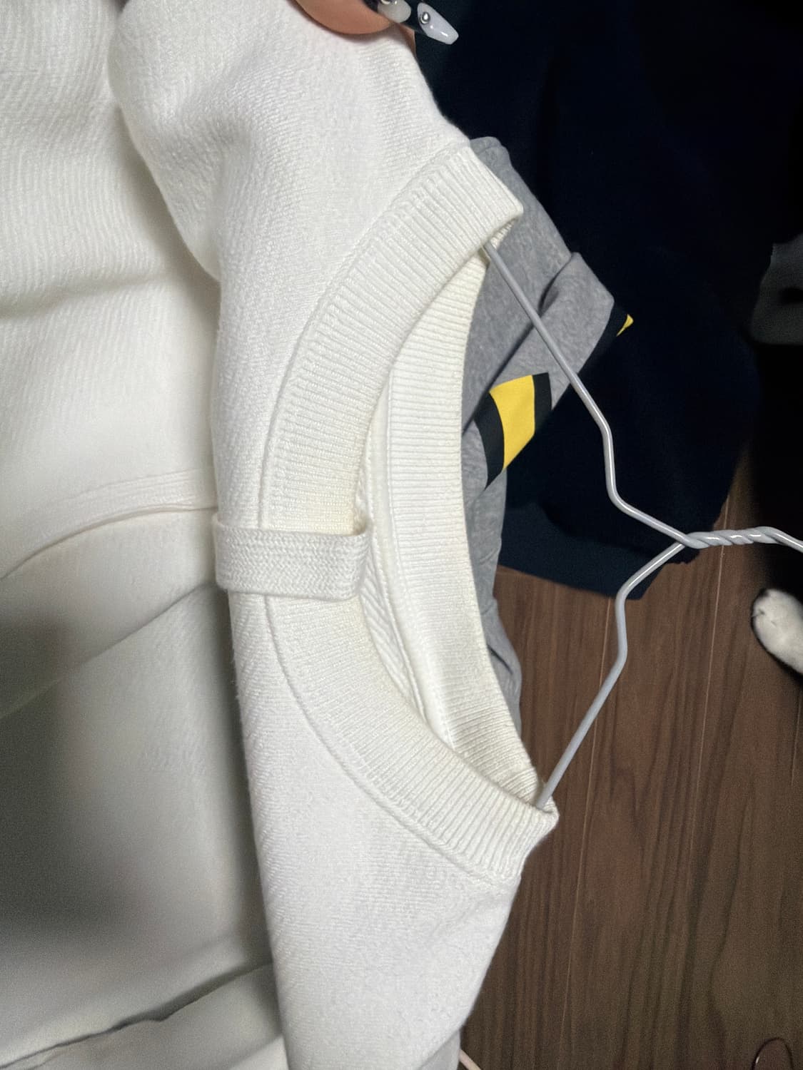 오프화이트 스프레이 슬림 긴팔 기모 맨투맨  상품이미지2