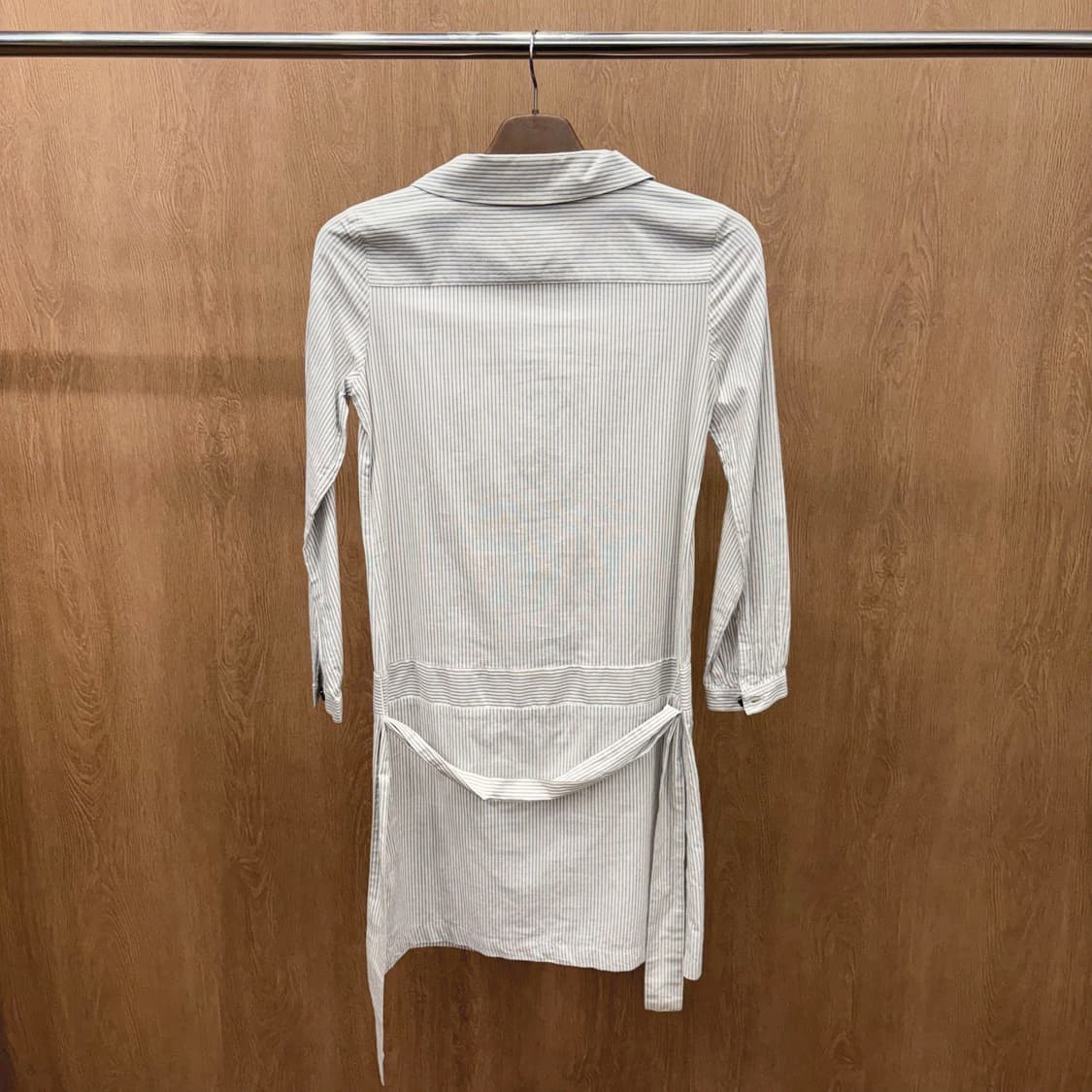 아페쎄 스트라이프 셔츠 원피스 라운드 카라 벨트 스트랩 디테일 화이트 상품이미지3