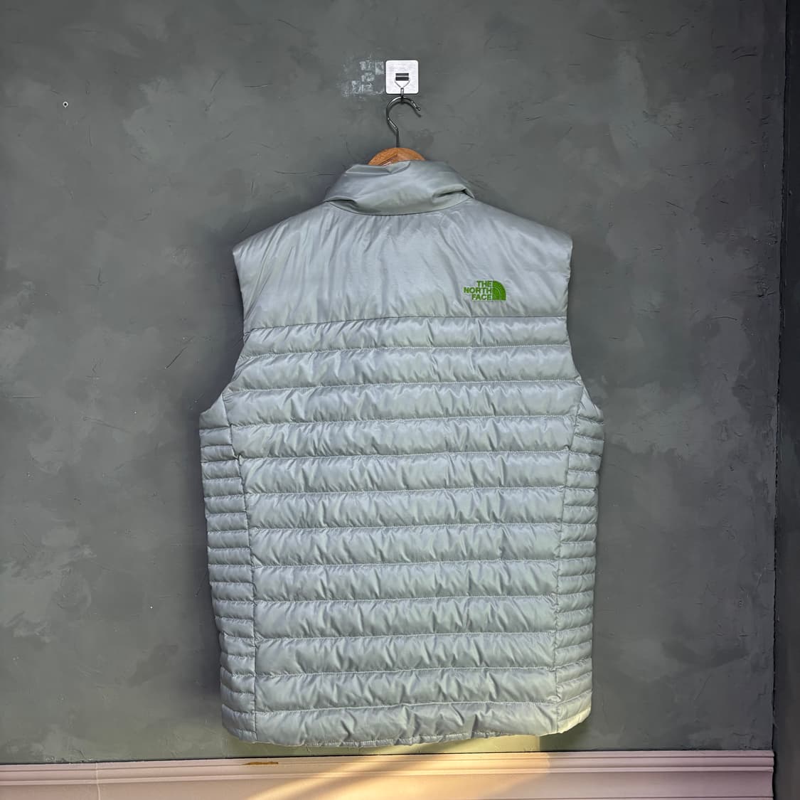 노스페이스 550 구스다운 패딩 조끼 라이트그레이 상품이미지4