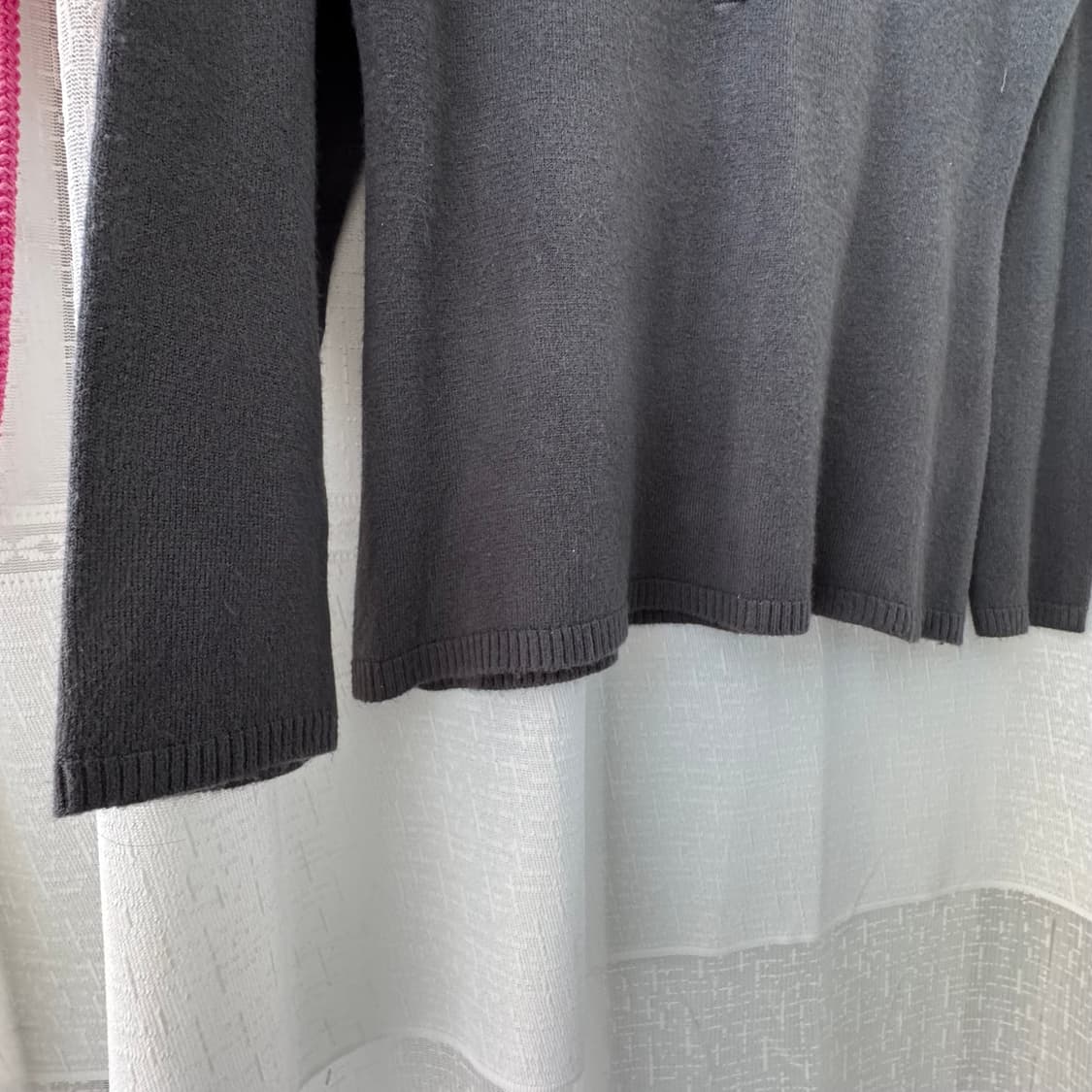 차콜 브이넥 단추 포인트 니트 티셔츠 상품이미지4