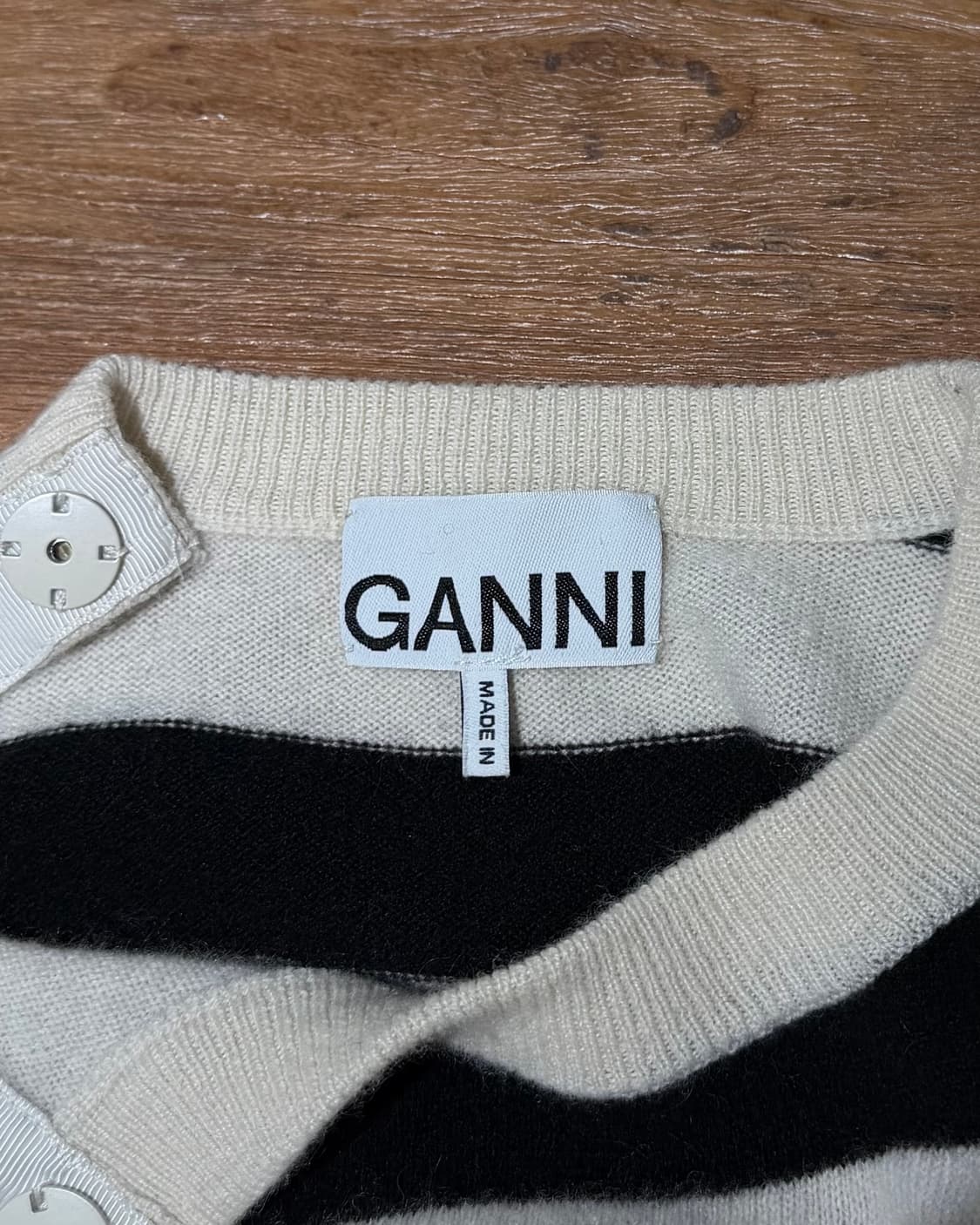 가니 블랙 화이트 스트라이프 크리스탈 버튼 캐시미어 스웨터 상품이미지7