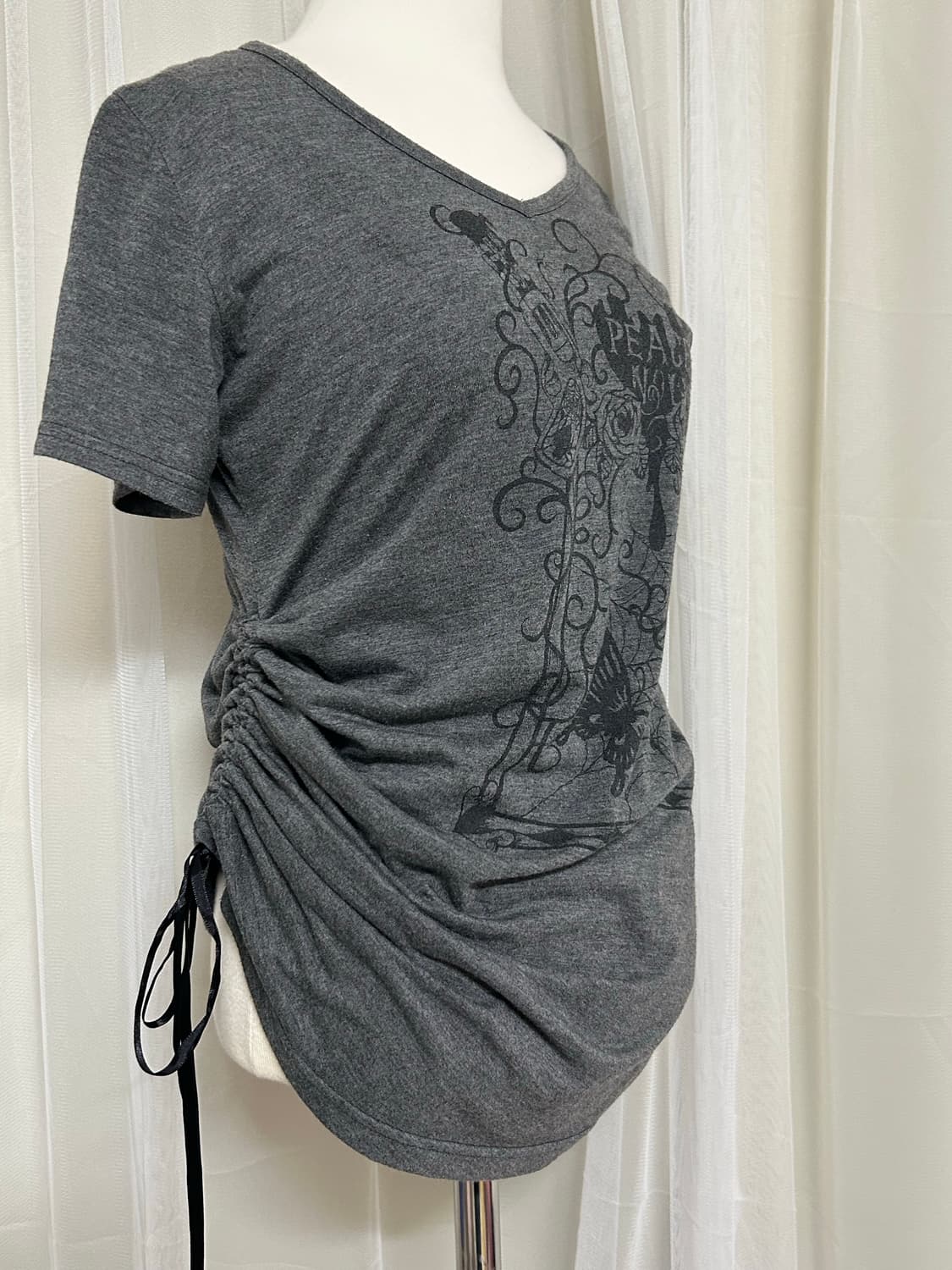 Peace now 피스나우 슬림핏 언발 셔링 나비 프린팅 탑 상품이미지2