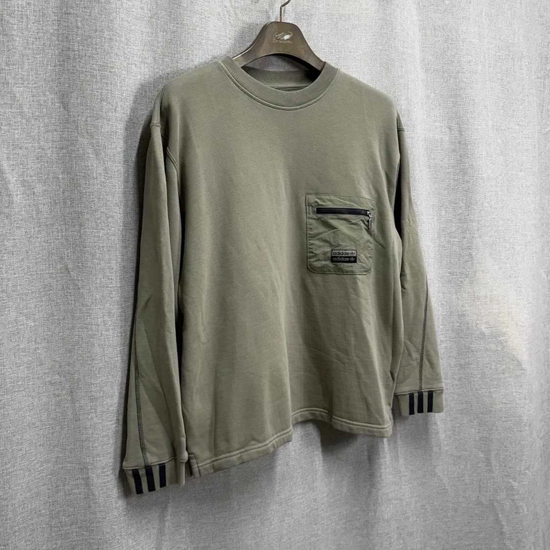 [F] 아디다스 루즈핏 포켓 맨투맨 티셔츠 카키색 상품이미지1