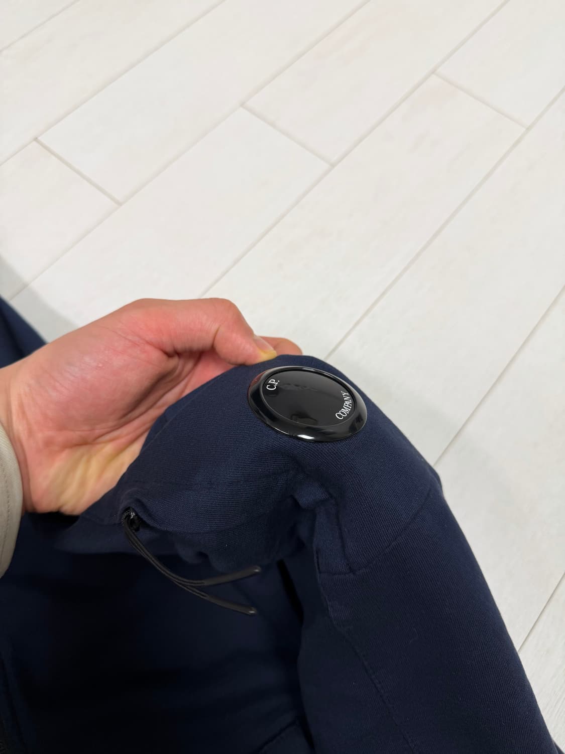 cp컴퍼니 후드 집업 M 사이즈 네이비 색상  상태 9.8/10  사진찍 상품이미지3