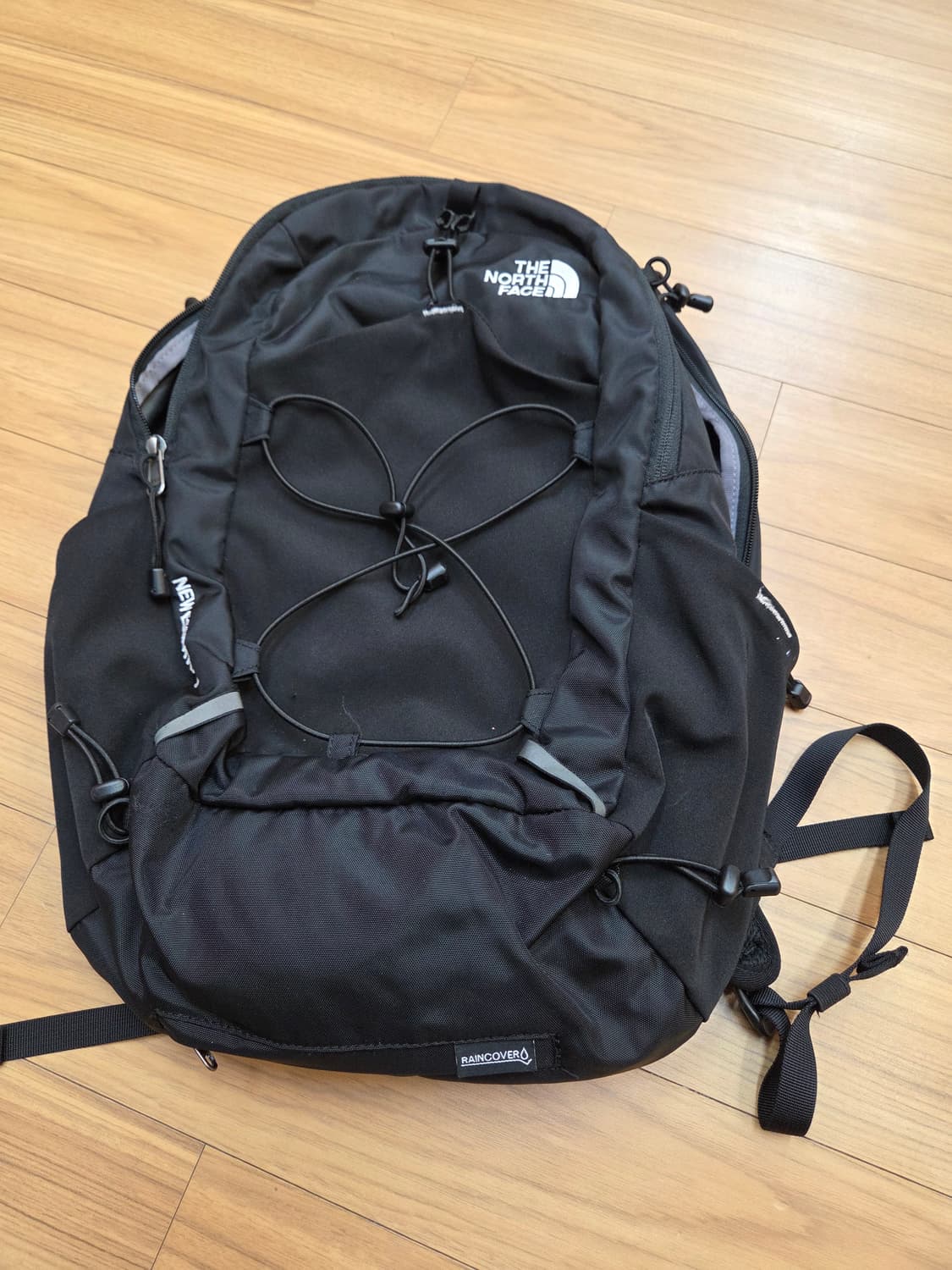 16L 용량의 노스페이스 백팩입니다. 무난한 블랙 색상이라 어느 옷에나  상품이미지1