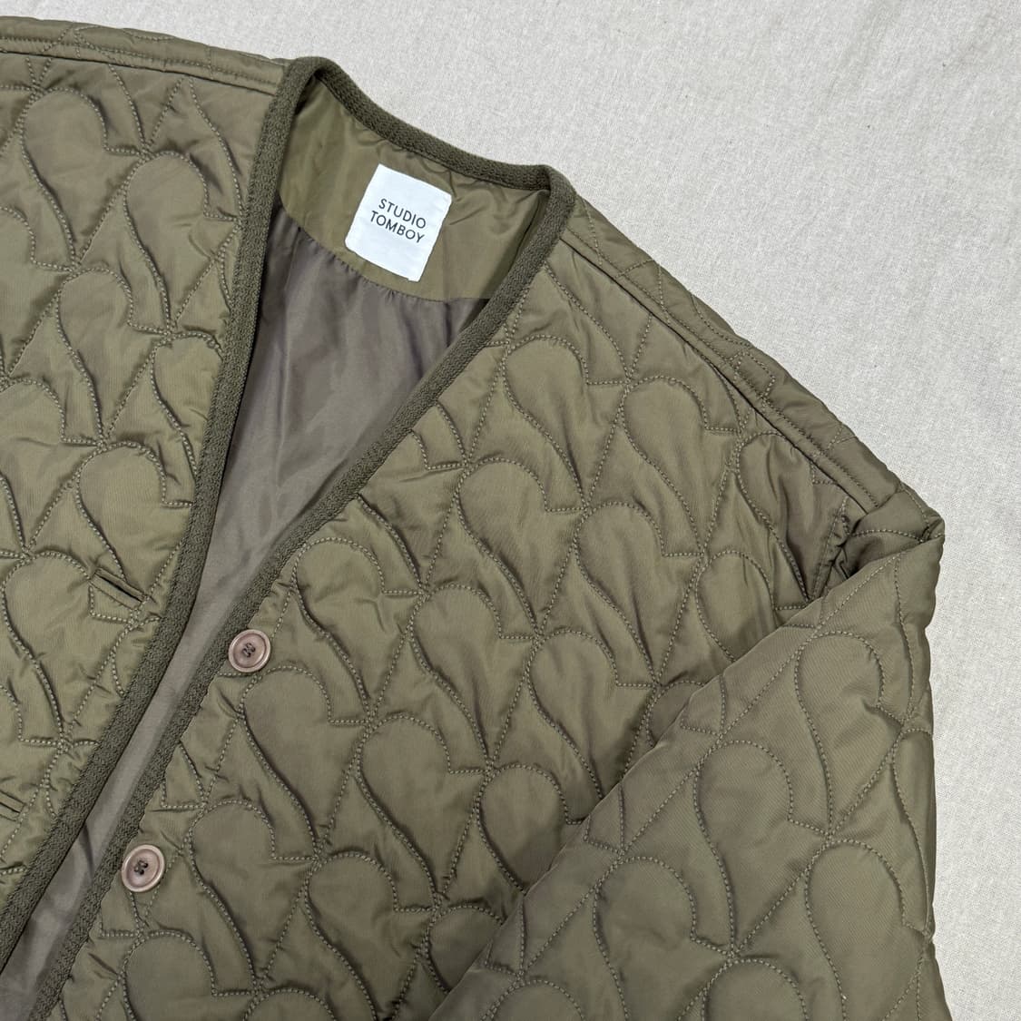 톰보이 백프린팅 카키 퀼팅 점퍼 F 상품이미지4