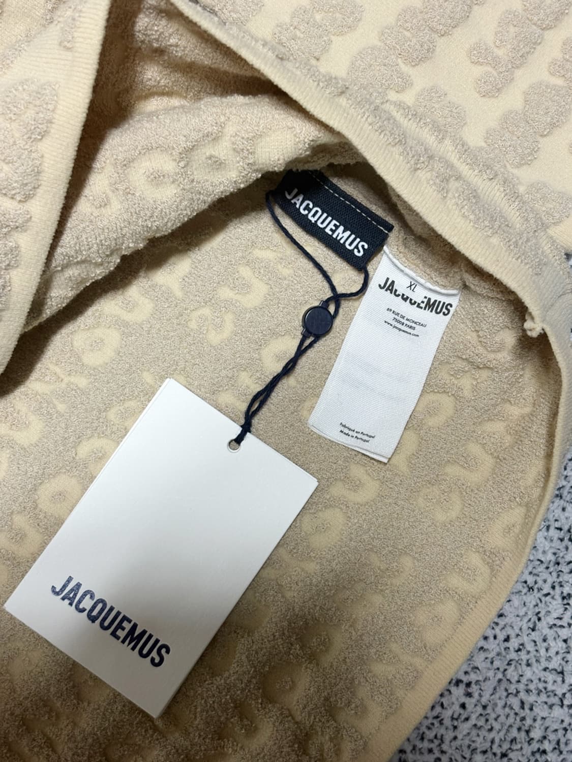 자크뮈스 LA MAILLE LUIS 자카드 로고 쿼터집 니트 상품이미지7