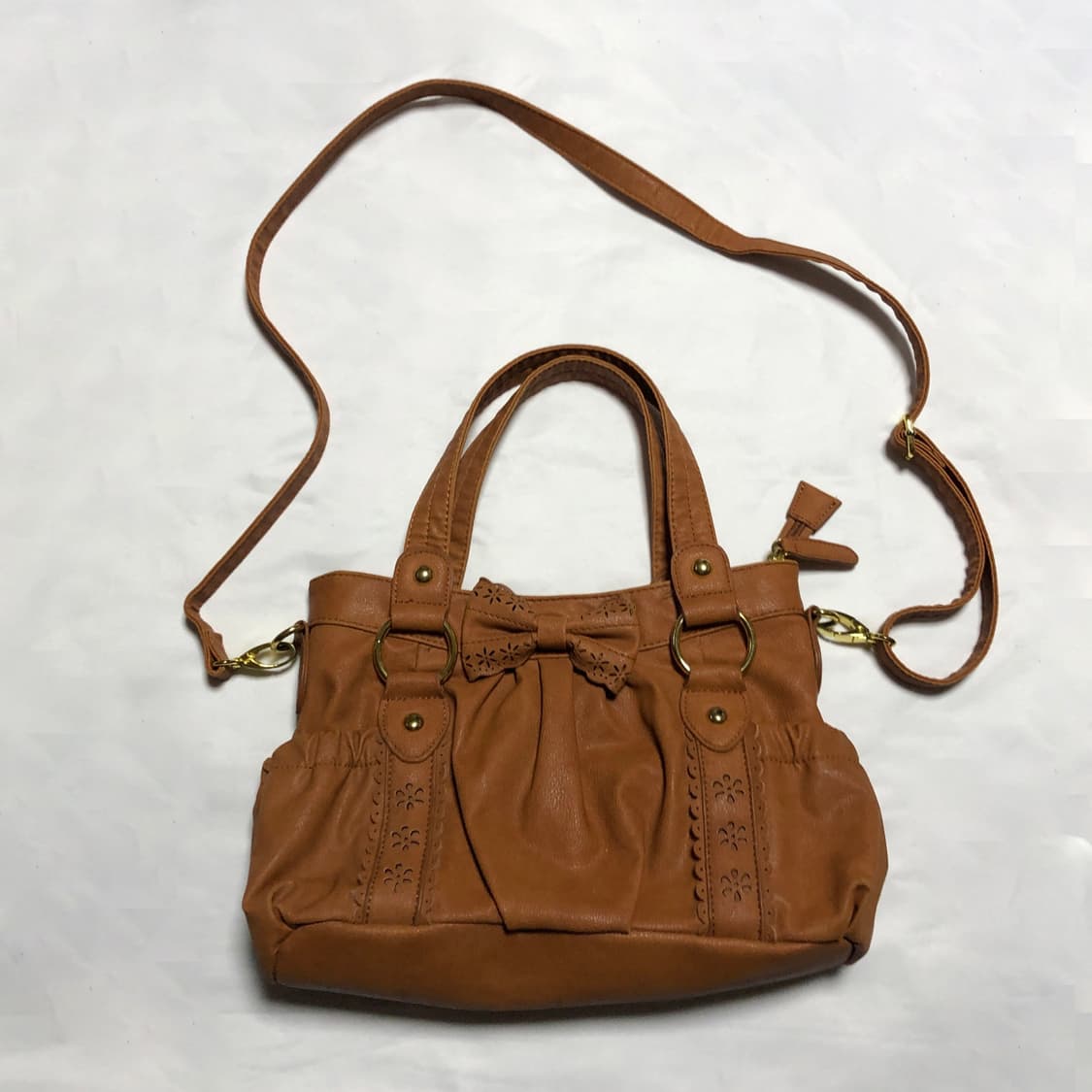 리본 펀칭 숄더백 브라운 상품이미지1