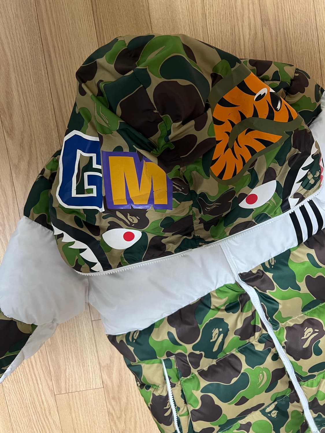 아디다스X베이프 한정판 패딩 판매합니다. 상품이미지4