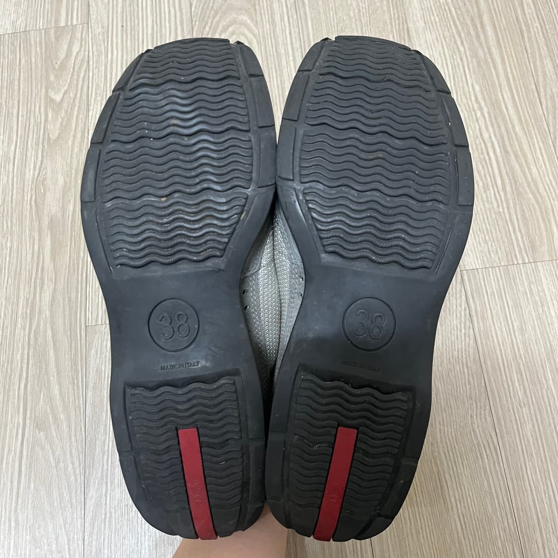 [240-245] 프라다스포츠 실버 스니커즈 상품이미지3