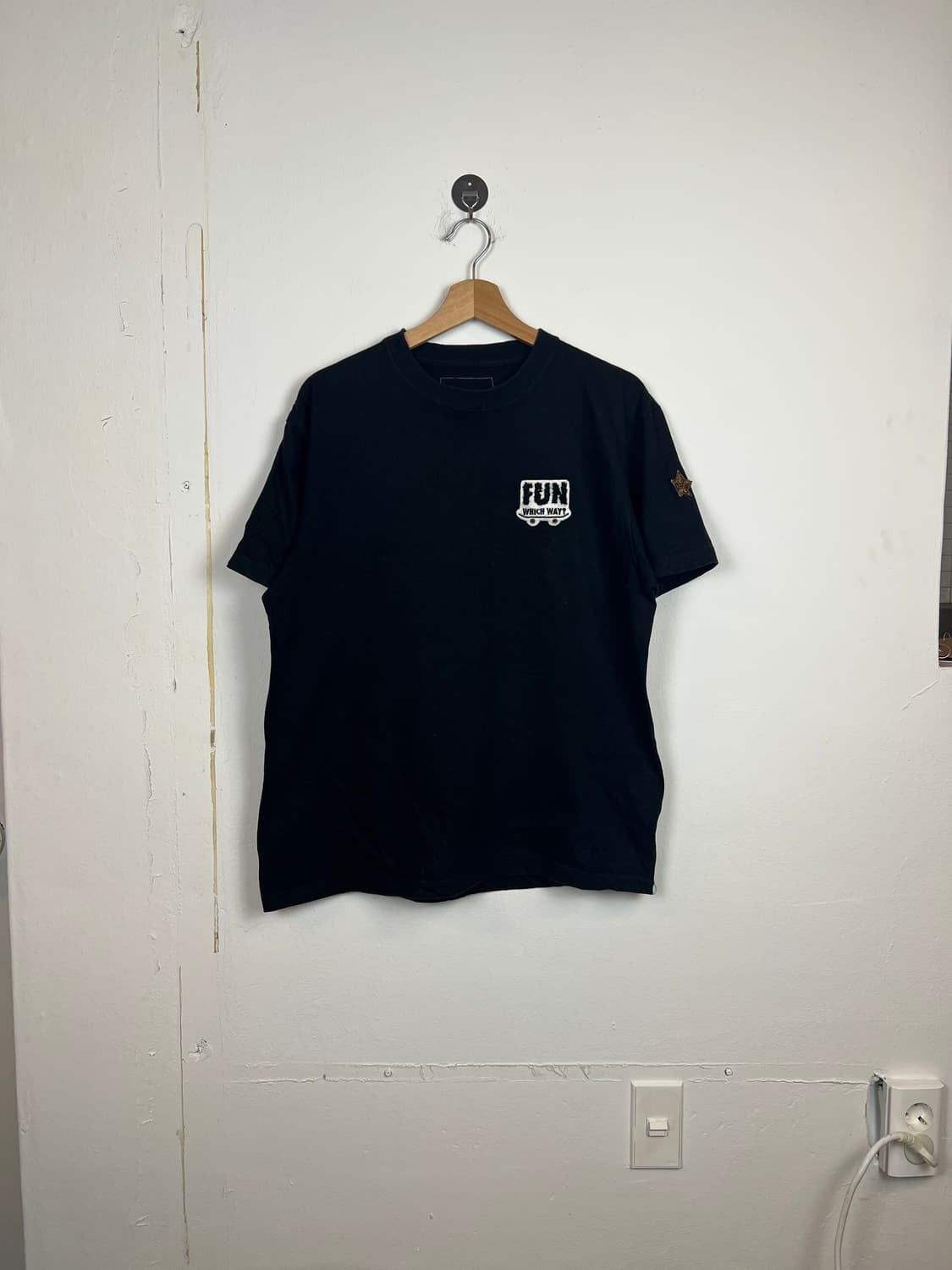 T251 Which Way? FUN 블랙 반팔 티셔츠 L 상품이미지1