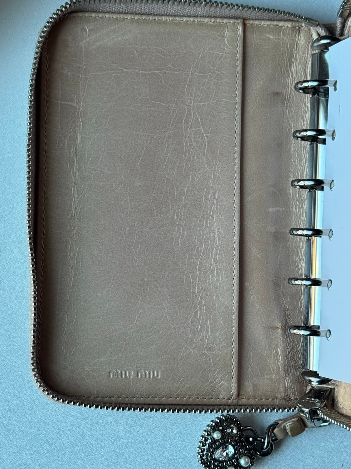 무료배송)MIUMIU 미우미우 A7 다이어리 커버 핑크베이지 상품이미지8