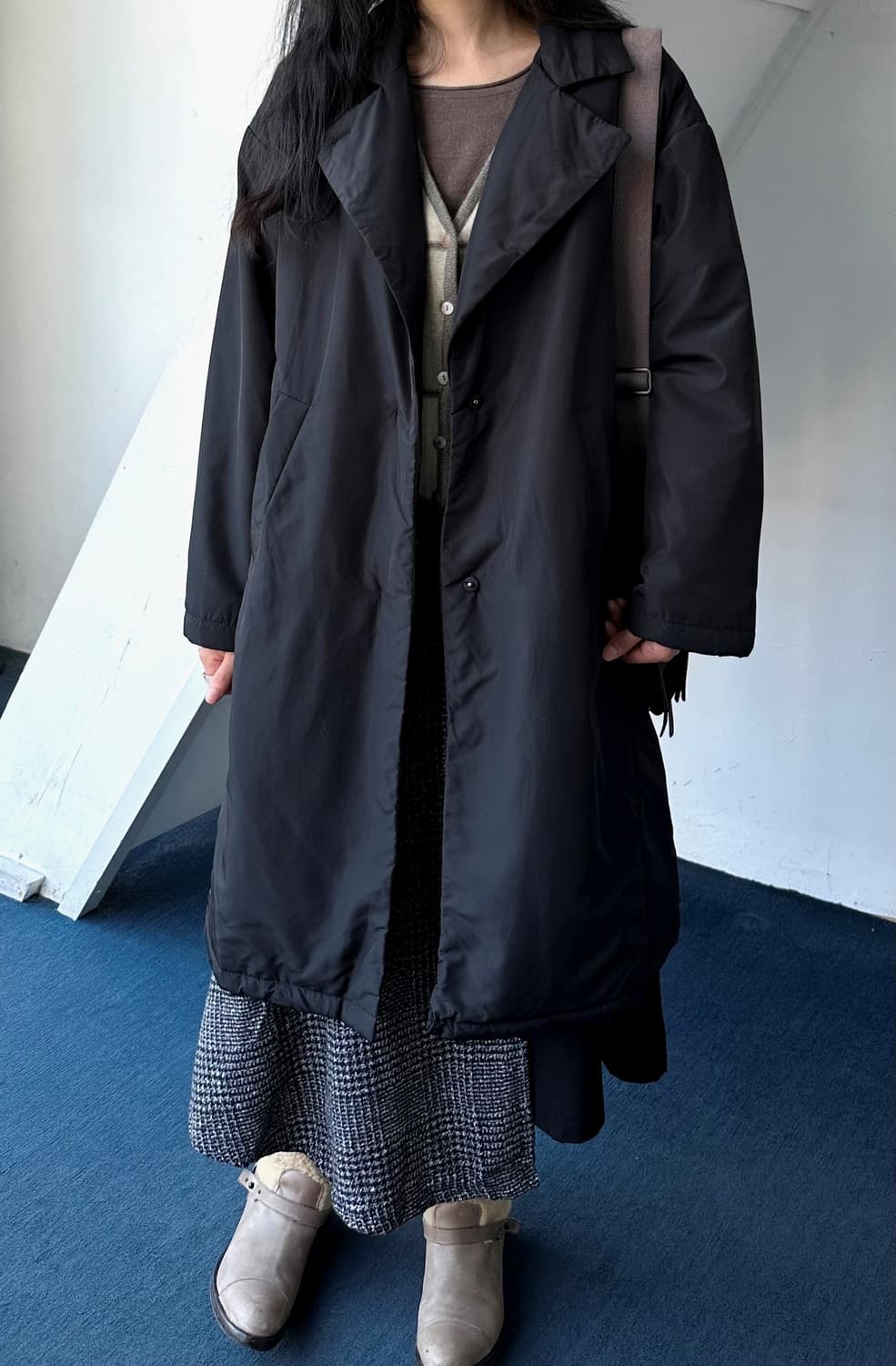 Padded wide silhouette chesterfield coat 상품이미지9