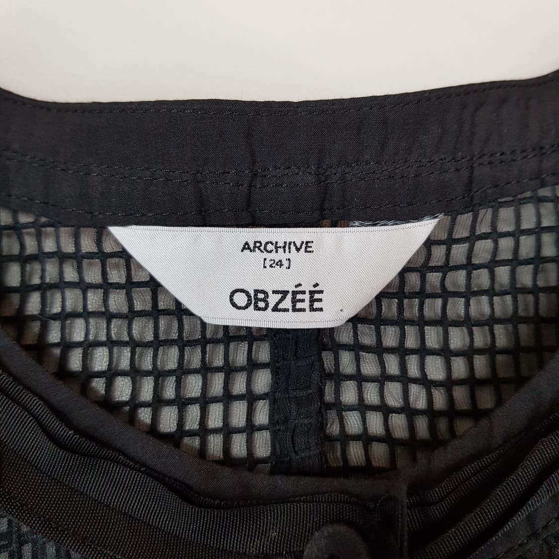 OBZEE 오브제 2022 메쉬소재  러플 블라우스 82-94-160 상품이미지6