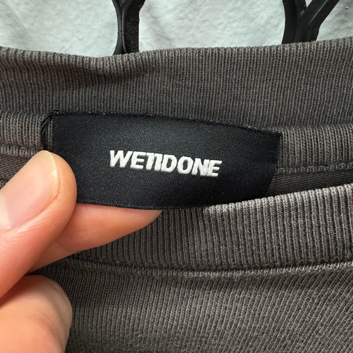 웰던 WE11DONE 롱슬리브 전면 레터링 로고 포인트 차콜 상품이미지7