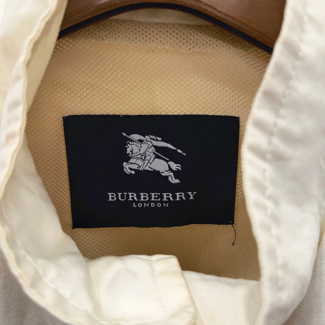 버버리 런던 하이넥 유틸리티 필드 자켓 사이드 벨트 버클 디테일 아이보리 상품이미지8