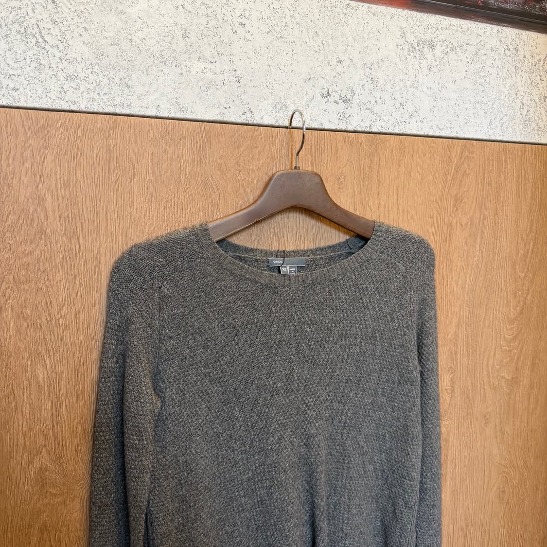 빈스 라운드넥 긴팔 니트 사이드 버튼업 디테일 레귤러핏 브라운 상품이미지3