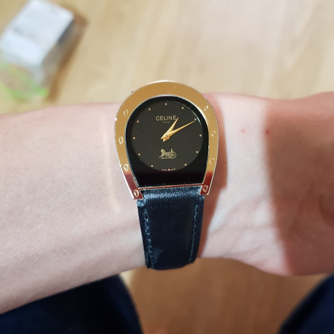 셀린느 레어템 말굽시계 팝니다 블랙다이얼 상품이미지2