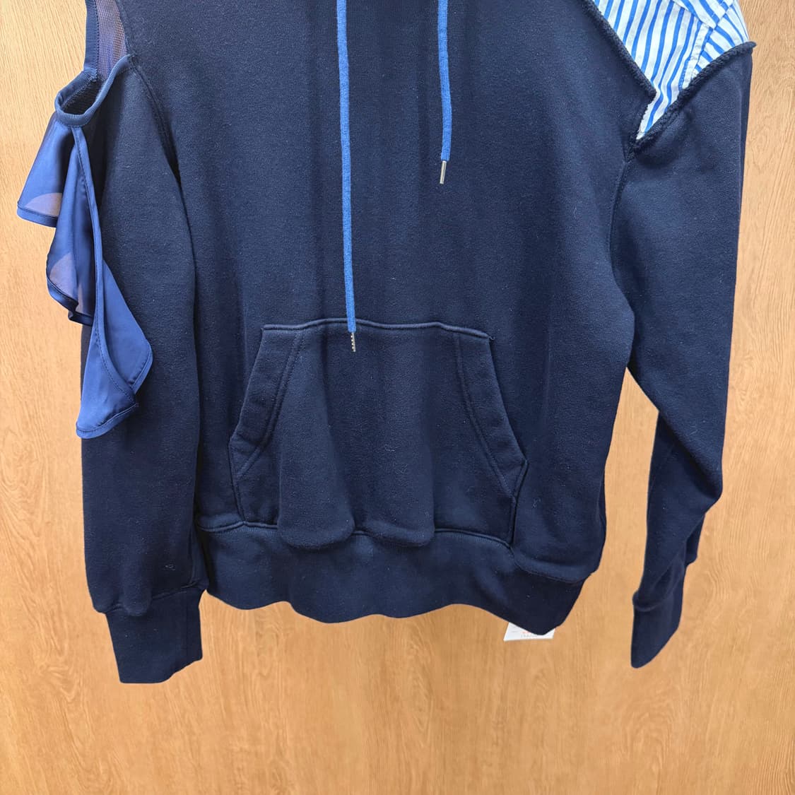 사카이 후드 티셔츠 스트라이프 패치 워크 컷아웃 러플 숄더 디테일 네이비 상품이미지5