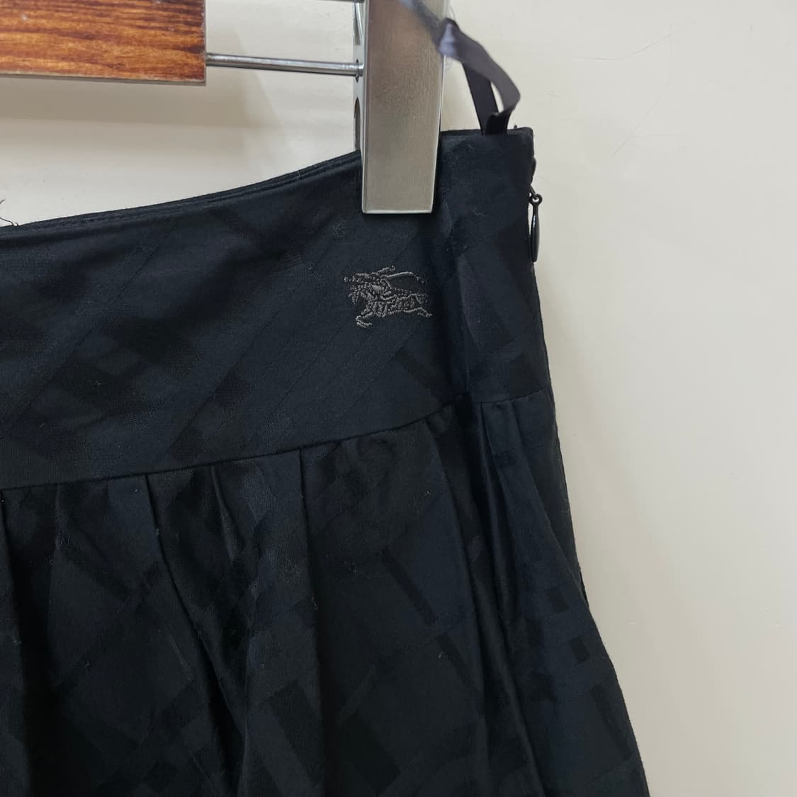 버버리 블랙 체크 백 리본 디테일 미디 스커트 상품이미지2